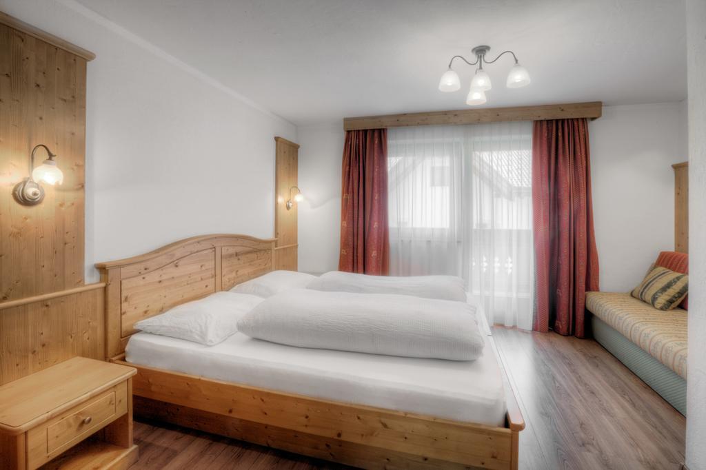 B&B Bracun كورفارا إنْ بادِيا الغرفة الصورة